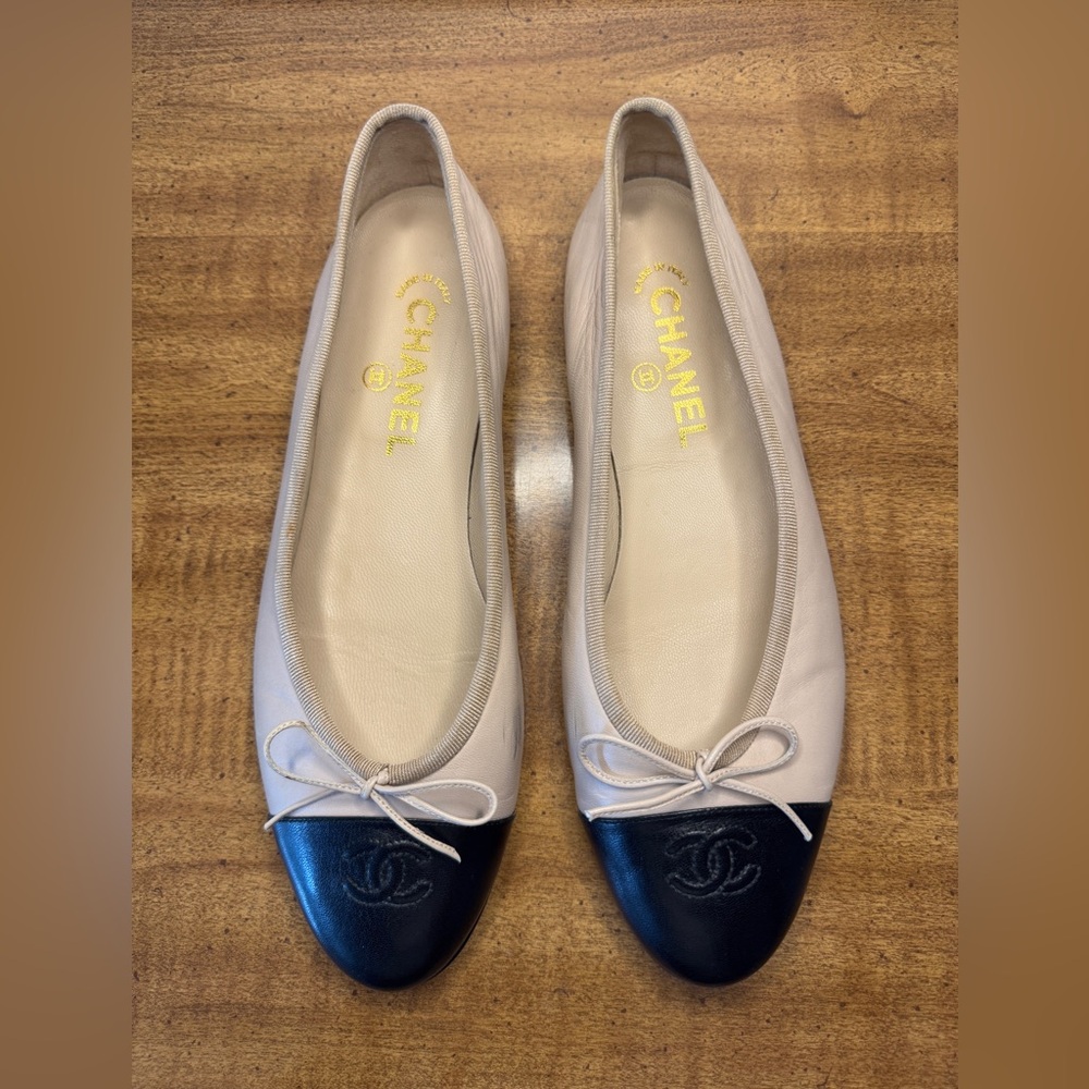 Authentic CHANEL Women's Two-Tone Flats in Cream and Black size 40.5